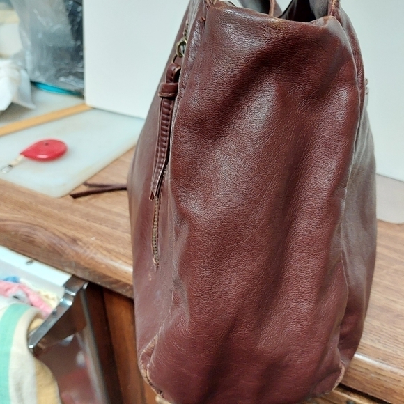 Bentley Leathers "Cargo" Shoulder Bag - Picture 6 of 16